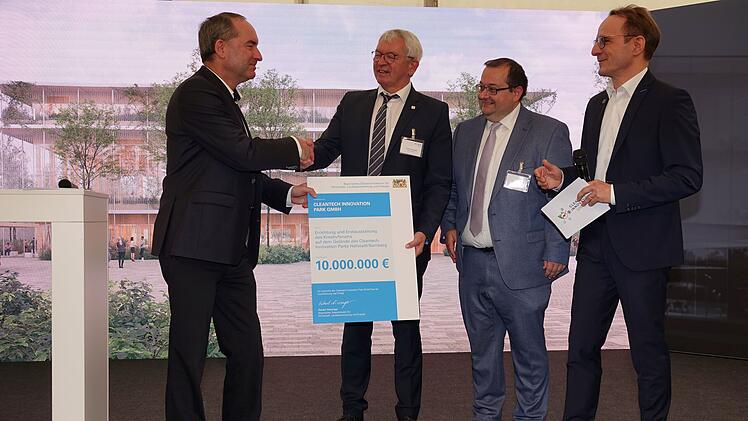 Hallstadt: Millionen-Förderung - Aiwanger besucht neues Innovationszentrum