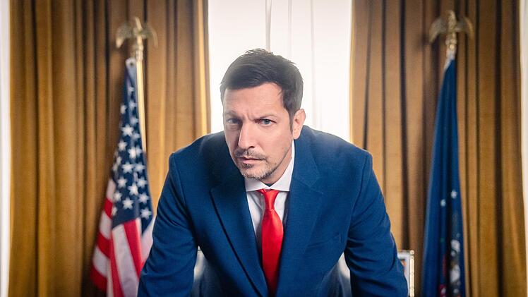 Ein Jahr nach Beginn der zweiten US-Pr&auml;sidentschaft Donald Trumps blickt der Film "Thilo Mischke. Trump - The greatest Realityshow" vor Ort auf die Ver&auml;nderungen in den USA. Der preisgekr&ouml;nte Reporter trifft Anh&auml;nger und Kritiker des Pr&auml;sidenten und seiner MAGA-Bewegung.