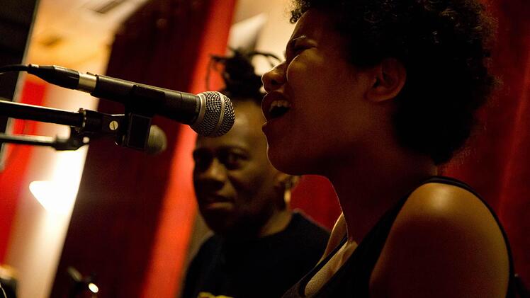 Ami und Wally Warning boten "sunshine music" in den Frankenstuben.  Aus der Karibik stammend sorgten Mutter und Tochter für besondere Musik und Farbtupfer.