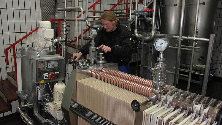 Robert Smith kennt sich bei den zahlreichen Apparaturen in der Brauerei aus.