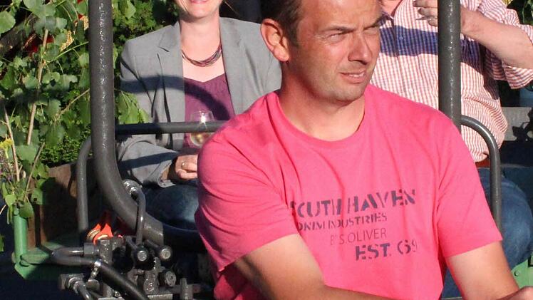 Weinselige Stimmung herrscht auch bei Stadtrat Peter Haupt (FWG) und den Fahnenabordnungen auf dem Wengertshänger.