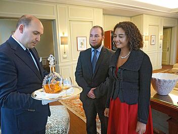 Vincent Vermeulen (links) und die beiden Butlerschüler Cedric Depaepe und Clara de Jesus. Vermeulen eröffnet im September die erste Butlerschule in Brüssel. Foto: epd