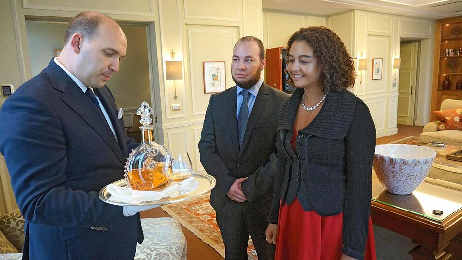 Vincent Vermeulen (links) und die beiden Butlerschüler Cedric Depaepe und Clara de Jesus. Vermeulen eröffnet im September die erste Butlerschule in Brüssel. Foto: epd