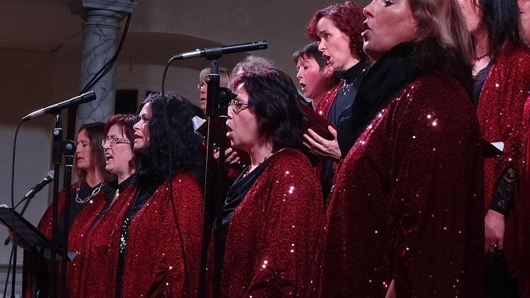 "Praising People" steht für Begeisterung und Gesang aus Herz und Seele. Die Pailletten der roten Umhänge der Sängerinnen funkelten durch den ganzen Kirchenraum.