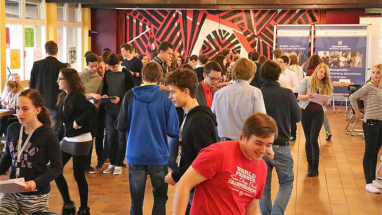 Nach einer Viertelstunde war der pünktliche Wechsel der Schüler an den Beratungs-Tischen angesagt. Foto: Gerd Schaar