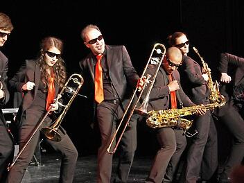 Einen einzigartigen Mix aus Musik und Choreographie bot die Band "Brassballett" im Kurtheater. Foto: Klaus Werner