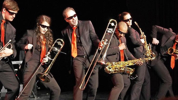 Einen einzigartigen Mix aus Musik und Choreographie bot die Band "Brassballett" im Kurtheater. Foto: Klaus Werner