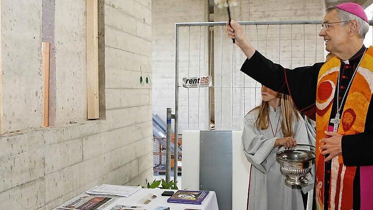 Der Erzbischof erbat "für den Bau dieser Schule und für alle, die damit verbunden sind" Gottes Segen. Foto: Matthias Hoch
