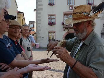 Jochen Willeckes Hut mit Storchen- und Schleiereulenfeder ist ebenso ein unverwechselbares Kennzeichen für den Vogelexperten wie der spitze und der etwas stumpfere Schnabel von Storch und Graureiher. Fotos: Elisabeth Assmann
