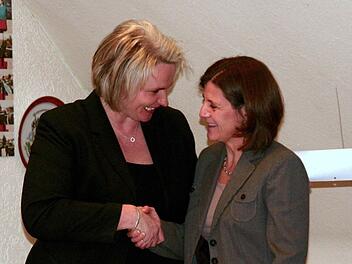 Bürgermeisterin Kathrin Heimann (l.) begrüßt die neue Gemeinderätin Gisela Geyer. Foto: Dagmar Niemann