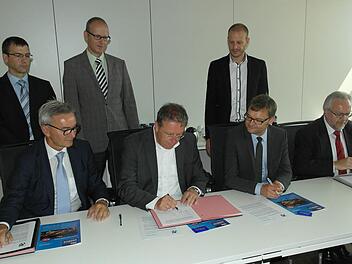 Von links: Stadtkämmerer Punzelt, Stadtwerksleiter Pröschold, dessen Stellvertreter für den Bereich Technik, O. Voss, OB Schramm, Pressesprecher Ries, Bayernwerk-Vorstandsvorsitzender Gotzel und der Bereichsleiter Kommunen und Kooperationen, Karl Krapf. Foto: Peter Müller