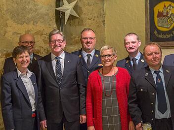 Beim Neujahrsempfang gewürdigt: (von links) Marianne Ascher-Mehl, Berthold Burkhardt, Bgm Heinz Richter, Markus Wolf (KBM) Vizelandrätin Rosi Kraus, KBR Oliver Flake, Bernhard Hofmann (mit Krug), dahinter Robert Krauthöfer Foto: privat