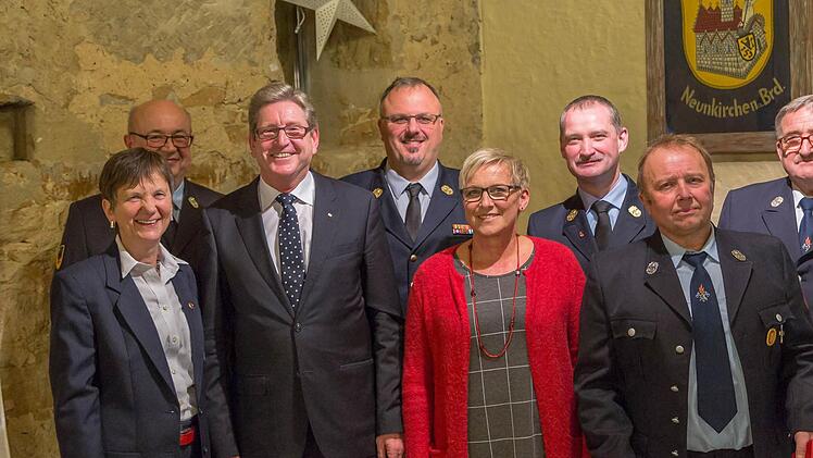 Beim Neujahrsempfang gewürdigt: (von links) Marianne Ascher-Mehl, Berthold Burkhardt, Bgm Heinz Richter, Markus Wolf (KBM) Vizelandrätin Rosi Kraus, KBR Oliver Flake, Bernhard Hofmann (mit Krug), dahinter Robert Krauthöfer Foto: privat