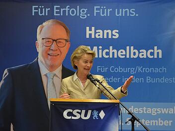 Ursula von der Leyen wirbt im Radlerheim Schorkendorf für die Union im Allgemeinen und Hans Michelbach im Besonderen. Fotos: Rainer Lutz