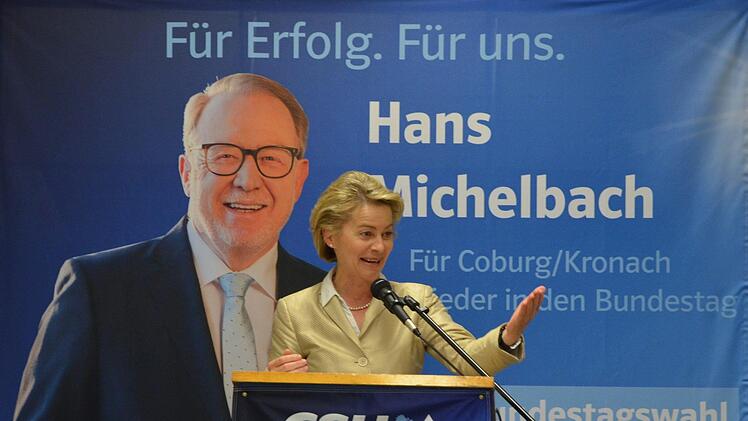 Ursula von der Leyen wirbt im Radlerheim Schorkendorf für die Union im Allgemeinen und Hans Michelbach im Besonderen. Fotos: Rainer Lutz