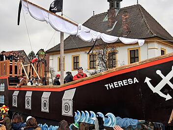 Der Oberthereser Carneval Verein fuhr bei dem Umzug am Samstag mit, die Mitglieder,alle mit Trauerflor, erwiesendem Künstler die letzte Ehre. Er war am Donnerstag offenbar beim Wagenbemalen gestürzt und in der Folge gestorben. Foto: Ulrike Langer