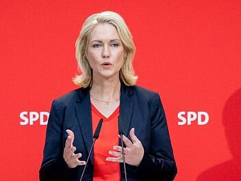 Mecklenburg-Vorpommerns Ministerpräsidentin Manuela Schwesig (SPD) ist an Brustkrebs erkrankt und legt deshalb ihr Amt als kommissarische SPD-Vorsitzende nieder. Foto: Kay Nietfeld/dpa