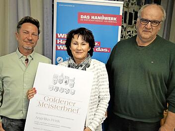 Frank Walther, Friseurmeisterin Angelika Petrik mit dem goldenen Meisterbrief und Hauptgeschäftsführer Reinhard Bauer (von links)