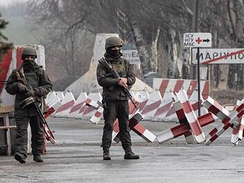 Ukrainische Soldaten stehen Ende Januar im Mariupol an einem Kontrollpunkt nahe der Trennlinie zu den prorussischen Rebellen. "Es ist eine beängstigende Atmosphäre", sagt Roman Konovalov.