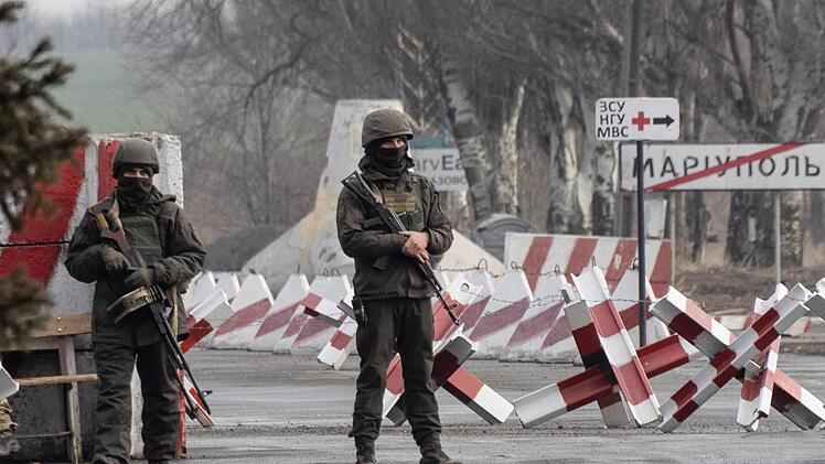 Ukrainische Soldaten stehen Ende Januar im Mariupol an einem Kontrollpunkt nahe der Trennlinie zu den prorussischen Rebellen. "Es ist eine beängstigende Atmosphäre", sagt Roman Konovalov.