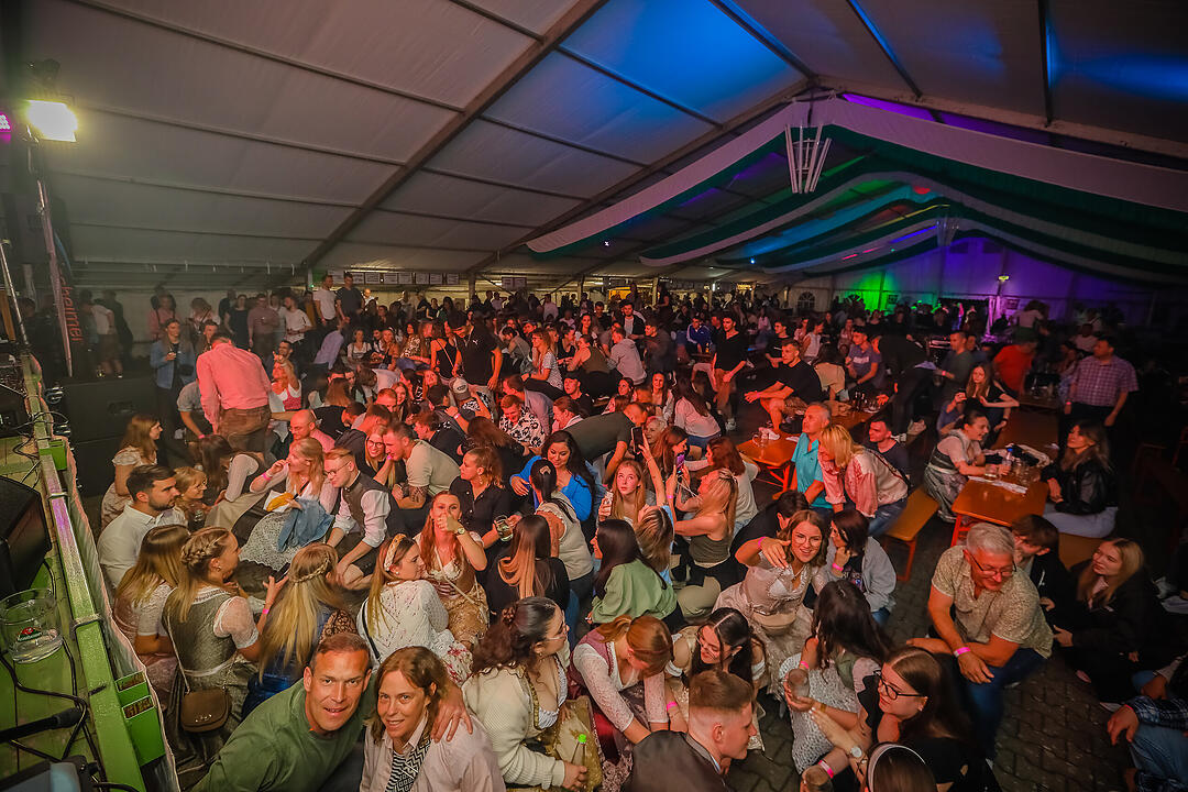 Samstagsparty im Festzelt!