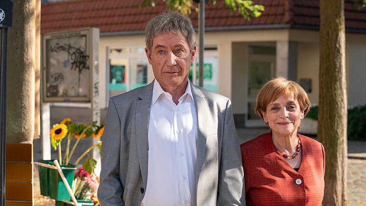 Miss Merkel (Katharina Thalbach) und Ehemann Joachim Sauer (Thorsten Merten) k&ouml;nnen ihren Ruhestand in der Uckermark nicht vollends genie&szlig;en - ein Mordfall kommt mal wieder dazwischen.