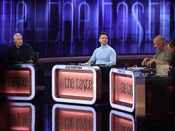 Alexander Herrmann, Alex Kumptner, Frank Rosin und Tim Raue (von links nach rechts) sind &uuml;berrascht vom Kochniveau der Promis.