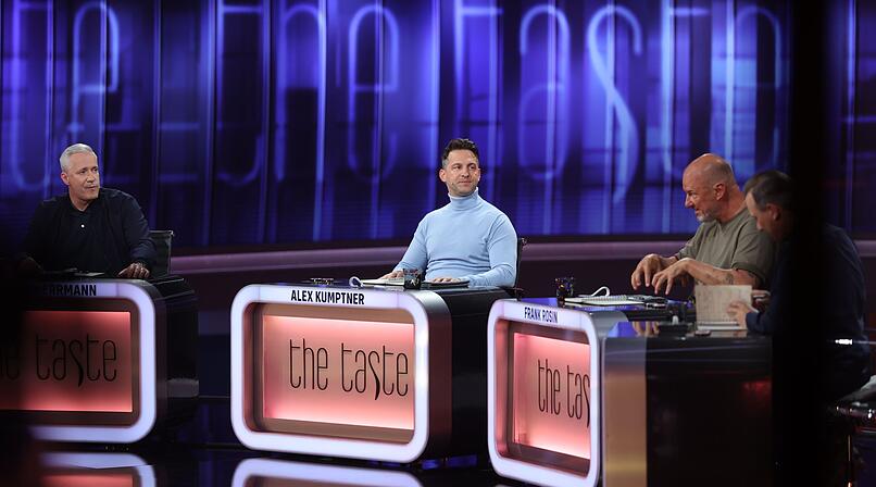 Alexander Herrmann, Alex Kumptner, Frank Rosin und Tim Raue (von links nach rechts) sind &uuml;berrascht vom Kochniveau der Promis.