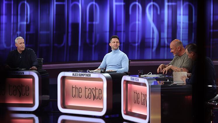 Alexander Herrmann, Alex Kumptner, Frank Rosin und Tim Raue (von links nach rechts) sind &uuml;berrascht vom Kochniveau der Promis.