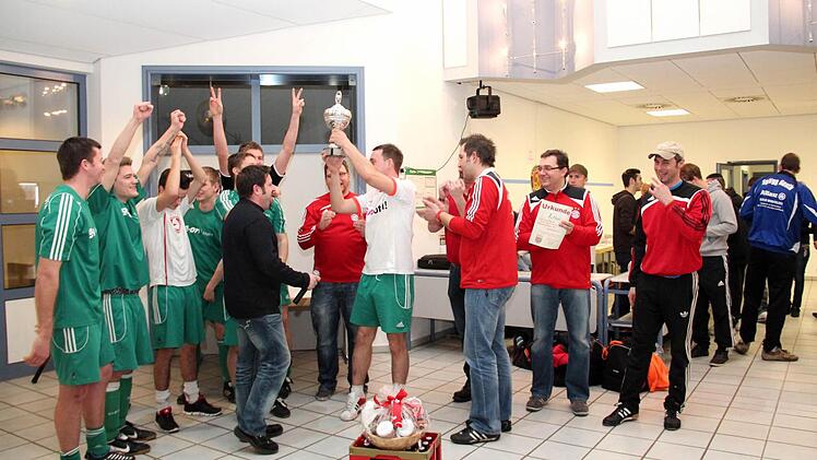 Die Sieger des Fanclubs Wachenroth freuen sich über den Wanderpokal.
