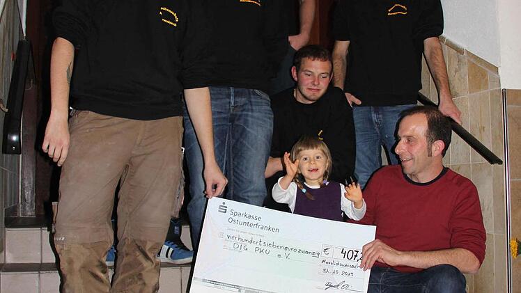 Freude bei der kleinen Lotta über die Spende der Burschenschaft, die sie mit ihrem Papa Ralf in Form eines Schecks erhielt. Mit dabei: Rainer Degel, Moritz Werb, Julian Will, Dominik Ridder, Michael Bernhard und Dominik Klebrig.
