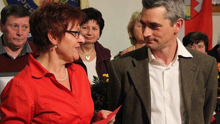 Pfarrer Ulrich Jobst nahm stellvertretend für die Kirchengemeinde eine Spende der Edelweißer in Höhe von 500 Euro entgegen.