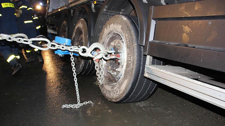 Der Laster wurde gegen Umkippen gesichert.  Foto: Friedwald Schedel