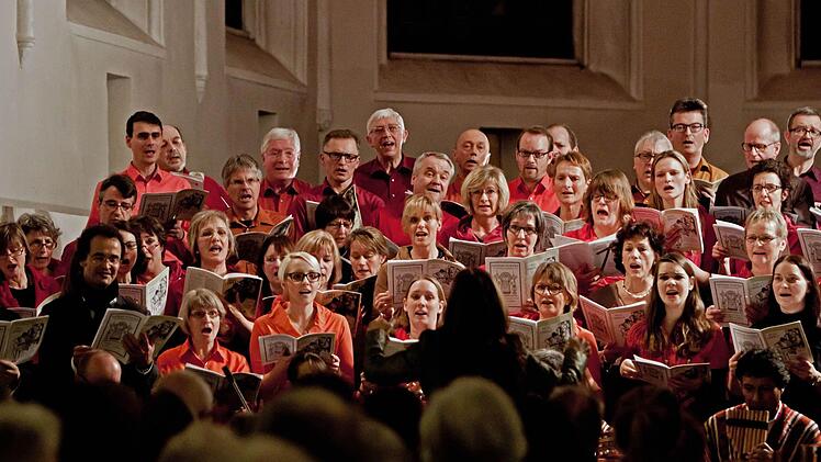Gemeinsam mit der peruanischen Instrumentalgruppe "Indoamerika Perumanta" führte der Chor "Unerhört" Musik von Ariel Ramirez in der Coburger Heilig-Kreuz-Kirche auf.Foto: Jochen Berger