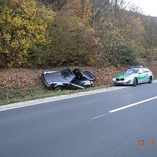 Porsche landet in Graben - Fahrer flieht