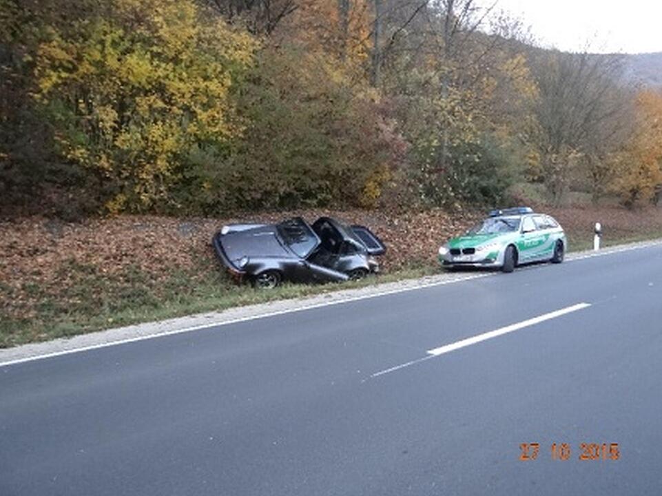 Porsche landet in Graben - Fahrer flieht
