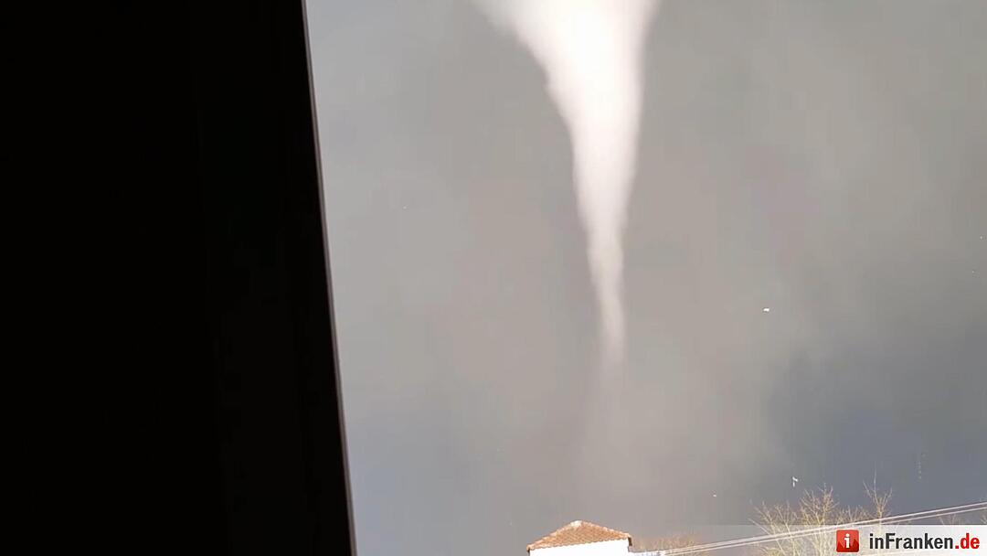 Tornado über Kürnach - Mehrere Häuser beschädigt