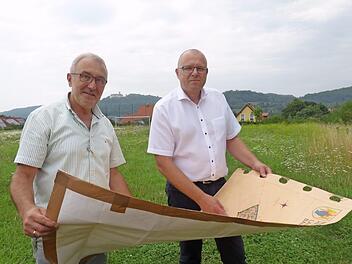 Helmut Krämer (l.) und Rüdiger Schmidt am zweiten Bauabschnitt des Baugebiets Gründlein Foto: Carmen Schwind
