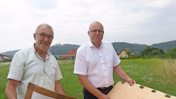 Helmut Krämer (l.) und Rüdiger Schmidt am zweiten Bauabschnitt des Baugebiets Gründlein Foto: Carmen Schwind