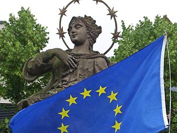Europa-Fahne vor der Forchheimer Marienstatue Foto: privat