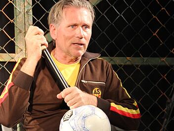 Kalle lebt mit dem Fußball. Foto: Katharina Müller-Sanke