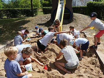 Gro&szlig;er Spa&szlig; im Sandkasten: Die  Kinder suchten  Edelsteine. Foto: Wolfgang Wehner