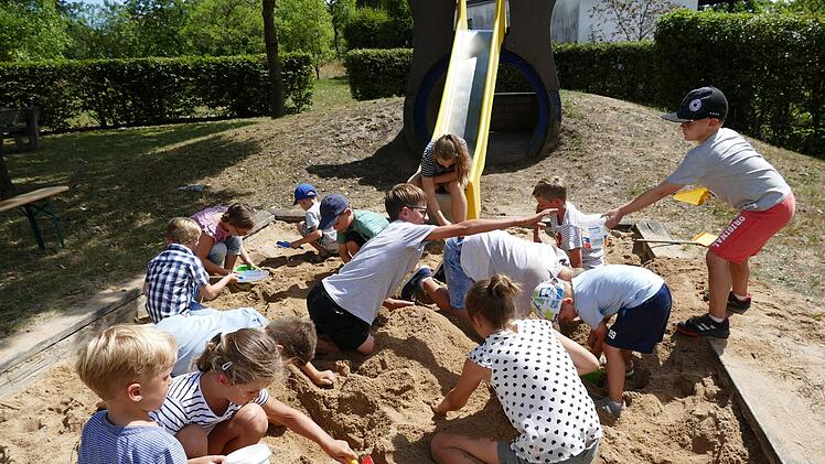 Gro&szlig;er Spa&szlig; im Sandkasten: Die  Kinder suchten  Edelsteine. Foto: Wolfgang Wehner