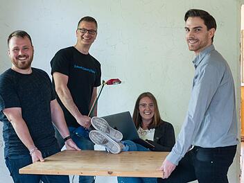 Das Team der Zukunft.Coburg.Digital GmbH  (von links), Eric Rösner, Andreas Kücker, Eva Kollmann und Domenique Dölz, beim Einräumen  der ehemaligen Schlachthof-Villa. Zukunft.Coburg.Digital