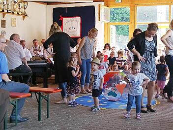 Die Kinder gestalteten den Gottesdienst mit. Fotos: Heike Schülein