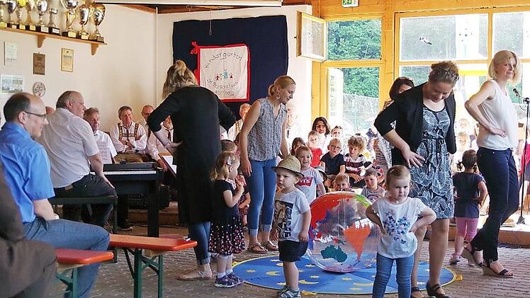 Die Kinder gestalteten den Gottesdienst mit. Fotos: Heike Schülein