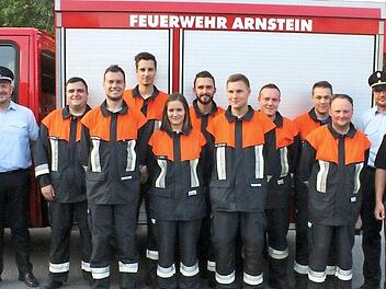 Schiedsrichter Kreisbrandmeisterin Sigrid Mager (von links nach rechts), Stadtrat und Kreisbrandmeister Matthias M&uuml;ller, sowie der Arnsteiner Kommandant Gerald Zeis (rechts) und Kreisbrandinspektor Thilo Kraus mit den Absolventen der Leistungspr&uuml;fung.  Foto: Roland Dietz