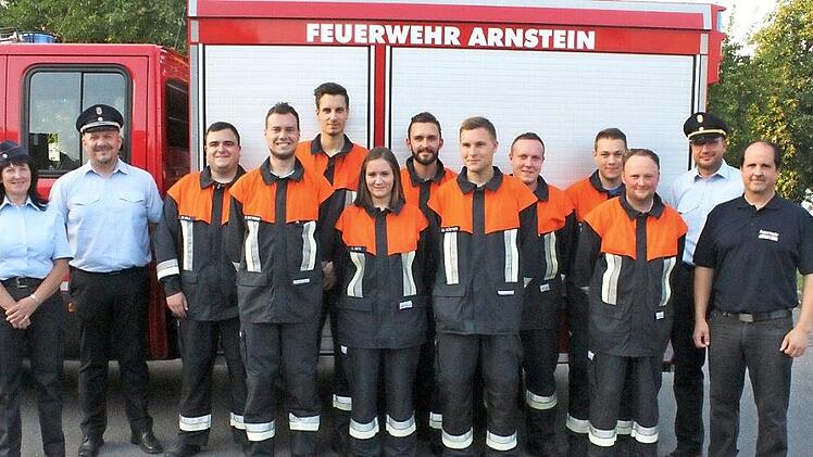 Schiedsrichter Kreisbrandmeisterin Sigrid Mager (von links nach rechts), Stadtrat und Kreisbrandmeister Matthias M&uuml;ller, sowie der Arnsteiner Kommandant Gerald Zeis (rechts) und Kreisbrandinspektor Thilo Kraus mit den Absolventen der Leistungspr&uuml;fung.  Foto: Roland Dietz