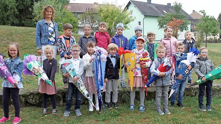Hochstadt  — Mit dem ersten Schultag begann auch an der Grundschule Hochstadt für 18 Abc-Schützen ein neues Kapitel in ihrem Lebensbuch. Ausgerüstet mit Ranzen, Federmäppchen, Heften und einer großen Schultüte kamen die Jungen und Mädchen an der Hand vom Mama und Papa nach dem Gottesdienst in die Schule. Auch Rektorin Heike Klimke hatte eine kleine Schultüte dabei und begrüßte in der Turnhalle Groß und Klein. Zuvor jedoch erfreuten die Zweitklässler die "Neuen" mit einem fröhlichen Lied. "Uns...