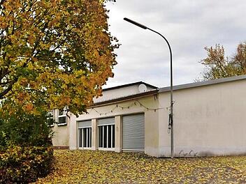 Der Finanzausschuss beschloss, den Antrag des TSV Prappach auf Sonderbezuschussung f&uuml;r die Sanierung der vereinseigenen Turnhalle zu vertagen. Nicht nur die Au&szlig;enmauer, sondern auch die Umkleiden sind von den Rissen betroffen, erl&auml;utert der TSV Prappach.  Foto: Christian Licha